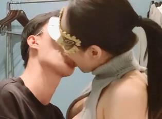 onlyfans（亨利夫妇）腹肌男绿意盎然