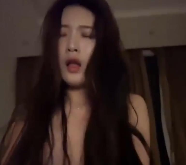 抖音热门博主《赵一菲》事件酒吧吃鸡回放