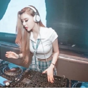 【网曝门事件】高颜值成都DJ女神《DJ艾米》事件被曝光
