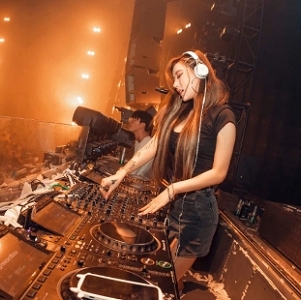 【网曝门事件】高颜值成都DJ女神《DJ艾米》事件被曝光