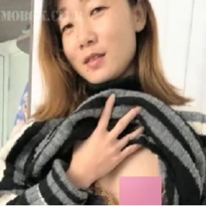 成熟气质的丈母娘，来慰问感冒的女婿，屋内闲谈中产生暧昧肢体接触