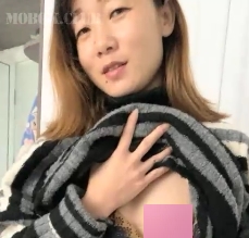 成熟气质的丈母娘，来慰问感冒的女婿，屋内闲谈中产生暧昧肢体接触