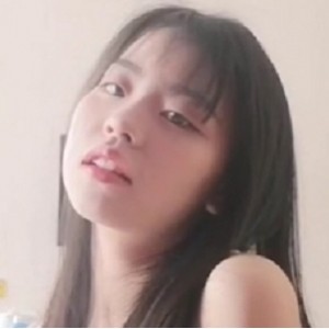 星空传媒艺校清纯小美女【琪琪】完美露脸，被男友指教精品泄密