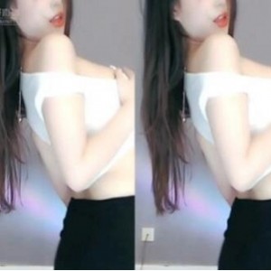 虎牙人气娇嫩仙女(苏樱)直播视频，红色纱裙勾勒诱人曲线【400M】