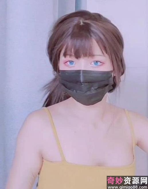 天仙tv俏皮萌妹（白袜袜格罗丫），淡黄吊带勾勒少女丰满玉体