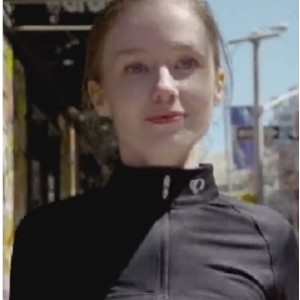 乌克兰模特Emily在纽约繁华大街上展示时尚服饰