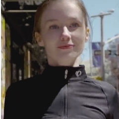 乌克兰模特Emily在纽约繁华大街上展示时尚服饰