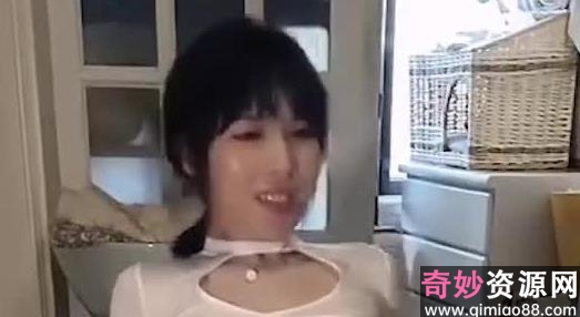 直男在客厅给女友看一部电影