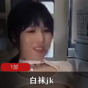 直男在客厅给女友看一部电影