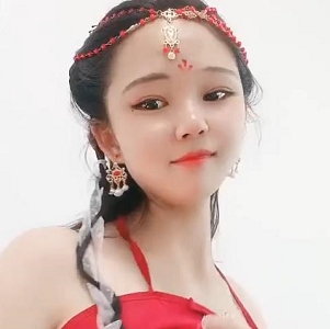 哺乳少妇挤馒头早餐