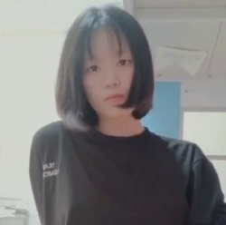 吃瓜视图曝光的反差婊前男友，共有38套图片，包含392张照片和92个视频，总大小为1.61G，可在度盘下载。