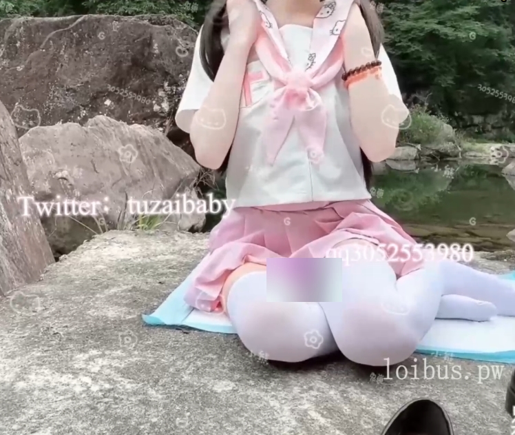 在小溪边自由放飞自我!体验户外乐趣,与白丝JK少女一起探索!