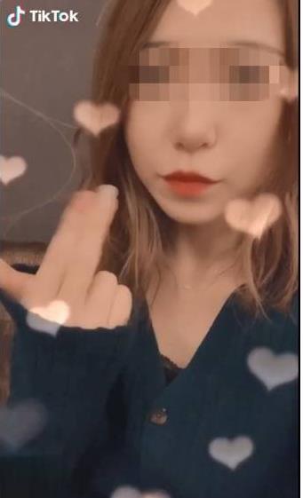 私拍展示的19岁留学生在国际抖音TikTok上展现清纯形象