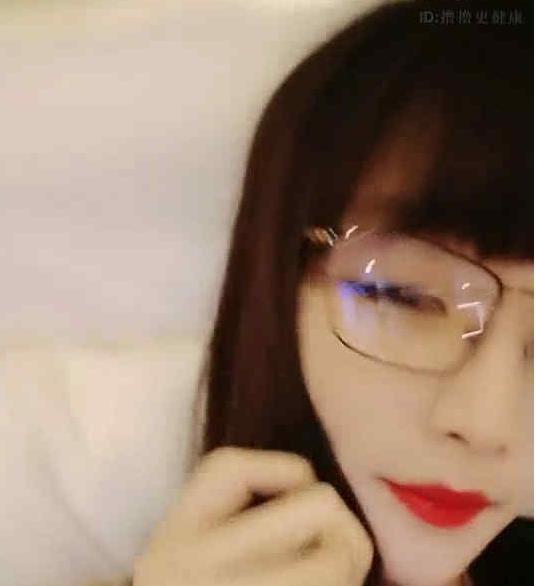 超级可爱的眼镜妹微博高情绪合集