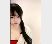 校花N子自拍大片，4V-1.6G超长视频，粉嫩美女必看