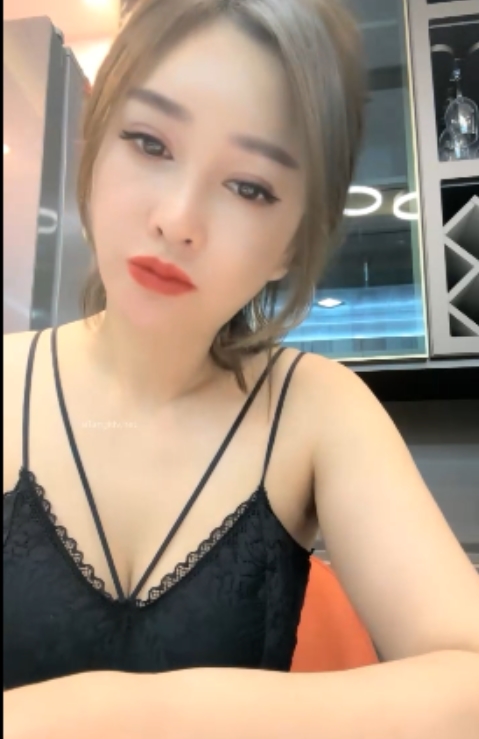 王静：居家熟女妩媚少妇24分钟16.3兆