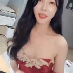 性感睡衣露大罩杯，颜值妹子诱惑勾引商品