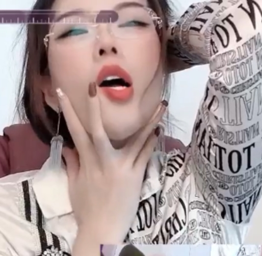 kaixin-baby：stripchat新人主播，水多直播，分卷不分卷，客服打电话，丰富视频内容