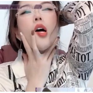 kaixin-baby：stripchat新人主播，水多直播，分卷不分卷，客服打电话，丰富视频内容