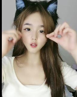 校花级女神自拍表演：刮毛毛道具展示