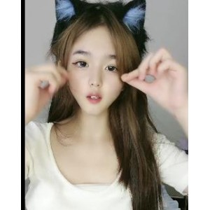 校花级女神自拍表演：刮毛毛道具展示