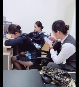 房地产经理勾引女同事自拍视频1小时6分，展现自信魅力