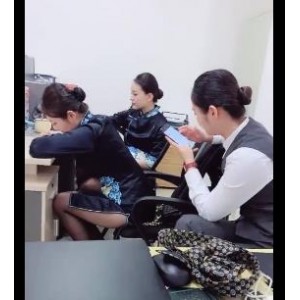 房地产经理勾引女同事自拍视频1小时6分，展现自信魅力