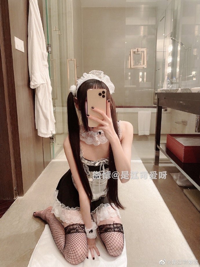 网红江可爱呀：可爱COS反差感觉，视频资源丰富，身材不错