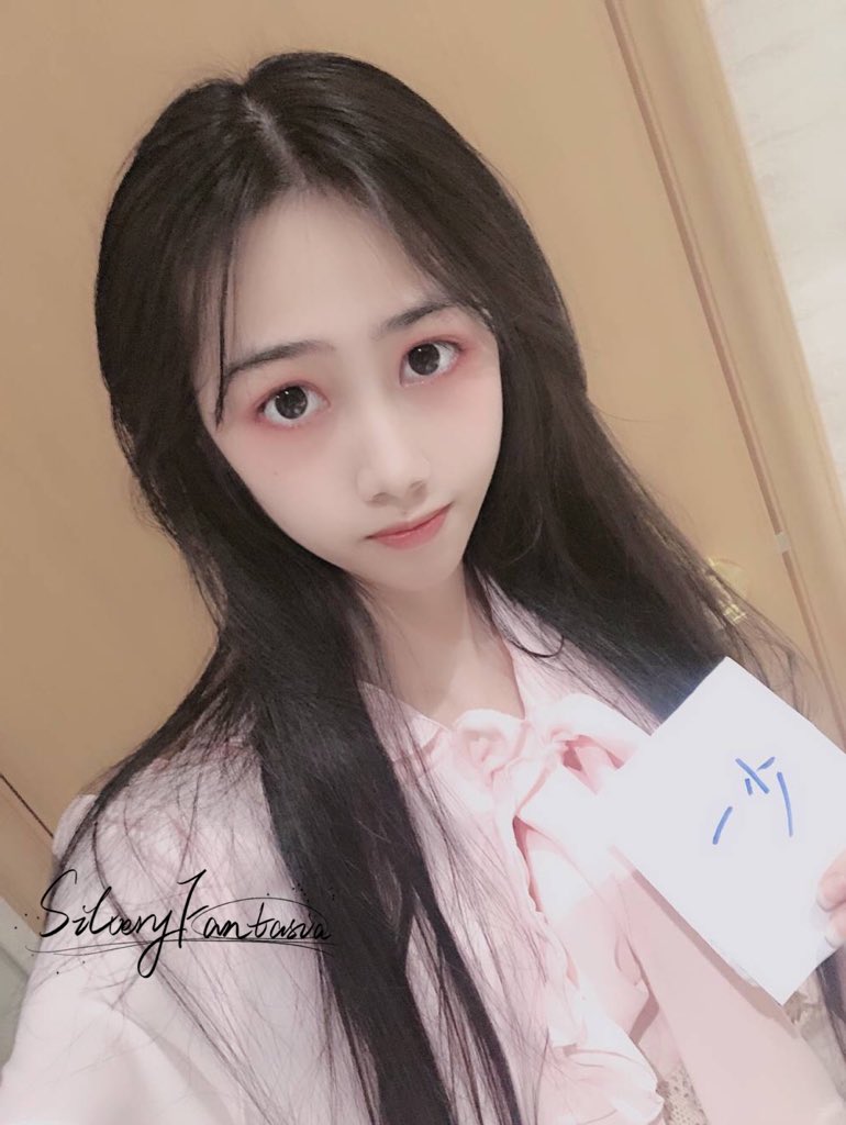 网红江可爱呀：可爱COS反差感觉，视频资源丰富，身材不错