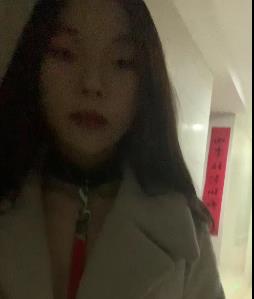 查小理：展示身材和嘴艺的奇女子（视频资源丰富）