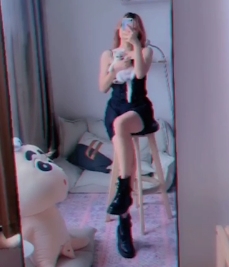 精选妹子和萌宠的免费活动，共有105张照片，67个视频，总大小为913MB