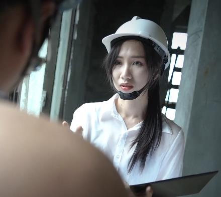 阳光工地水电工：自信展示，11分钟时长，女主男主搞笑互动