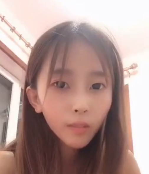 21W粉丝女神奥利圆妹一字马视频大放送，收藏42