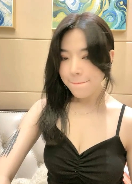 的直播视频数量达到10.2G，内容丰富多彩，让人目不转睛。快来收藏这位艺术小雅的精彩表演吧！