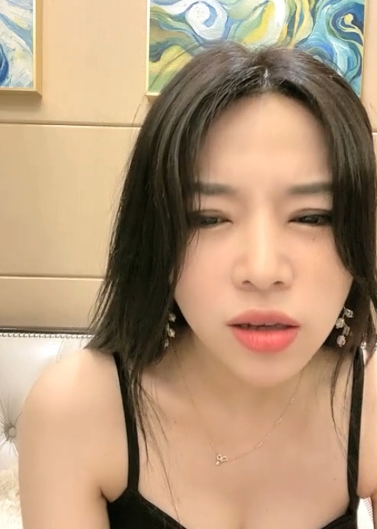 的直播视频数量达到10.2G，内容丰富多彩，让人目不转睛。快来收藏这位艺术小雅的精彩表演吧！