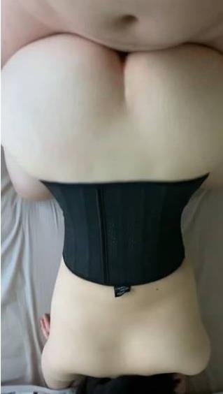 00后Kim推巨兔玩具