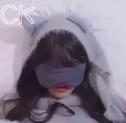 可爱00后学校乖学生家庭照：宠物小狗登场