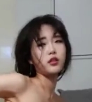 可爱00后学校乖学生家庭照：宠物小狗登场