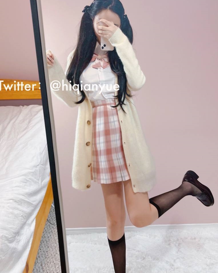 网络红人福利姬千月酱合集:14四人游34V,2.9G视频大放送!