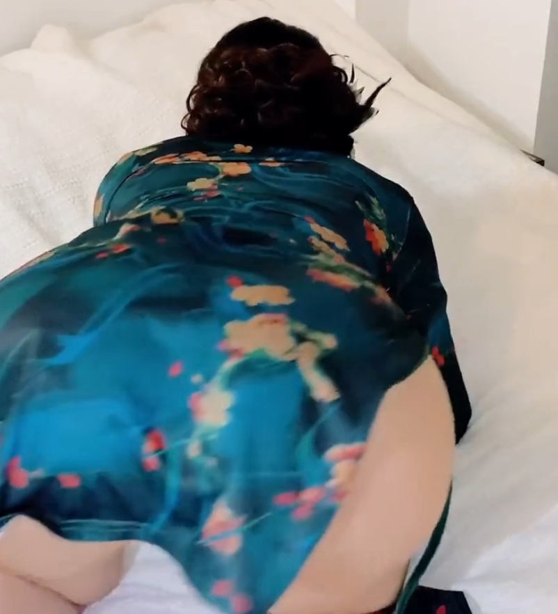 白皙熟女妻子吃鸡互动，大屁屁浑圆光“阴”，粉嫩大物件