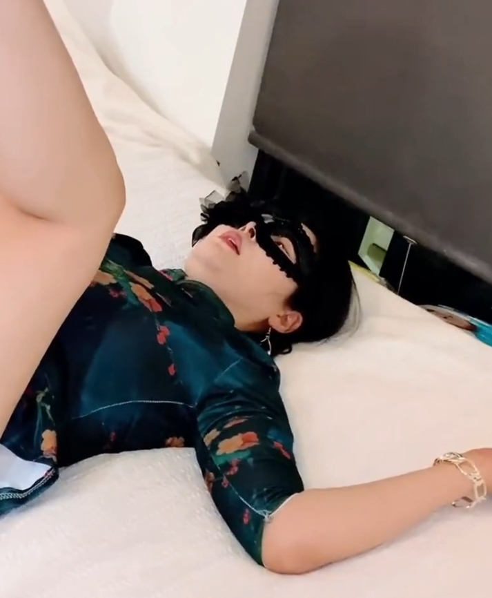 白皙熟女妻子吃鸡互动，大屁屁浑圆光“阴”，粉嫩大物件