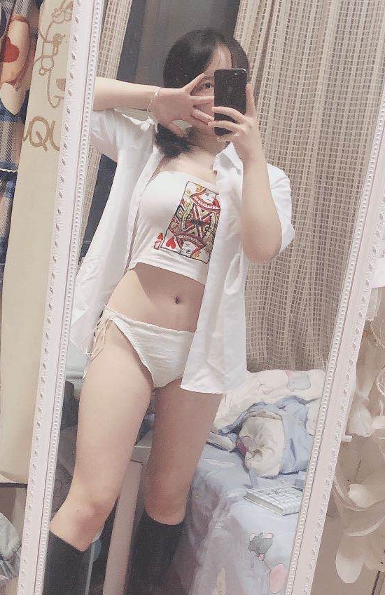 《高颜值学生妹互动小狗，金主撞击泄密青春》