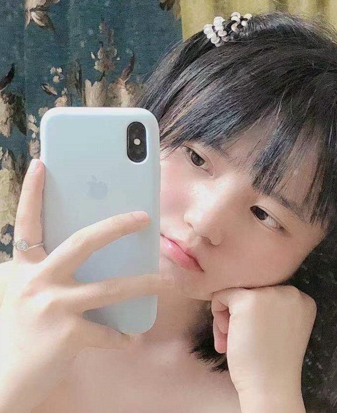 《高颜值学生妹互动小狗，金主撞击泄密青春》