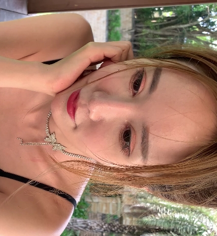 紧身牛仔裤美女视频:吊带低车灯大罩杯长腿,8.19G,1V