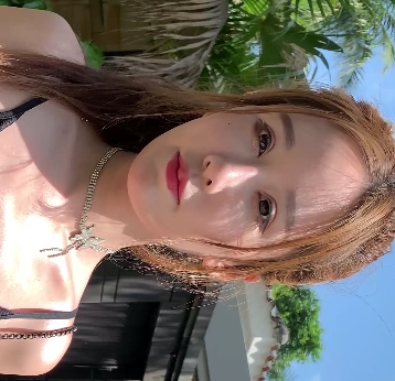 紧身牛仔裤美女视频:吊带低车灯大罩杯长腿,8.19G,1V