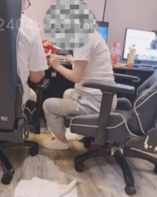 海角博主：房间内玩弄妹妹怀孕，第一次曝光，视频含1个视频+9张图片，文件大小259m