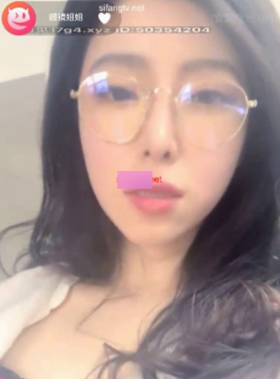 “风韵眼镜姐姐22v9.2g：收藏百度视频，诱惑表演不容错过！”