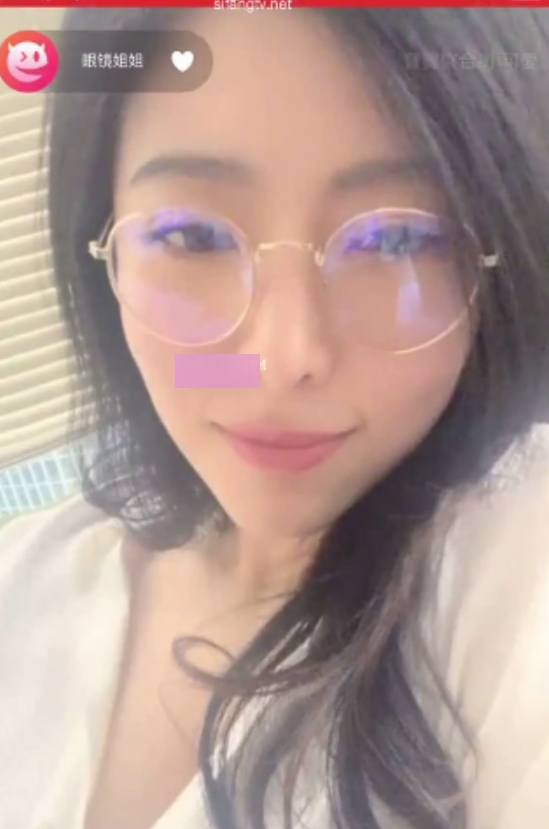 “风韵眼镜姐姐22v9.2g：收藏百度视频，诱惑表演不容错过！”