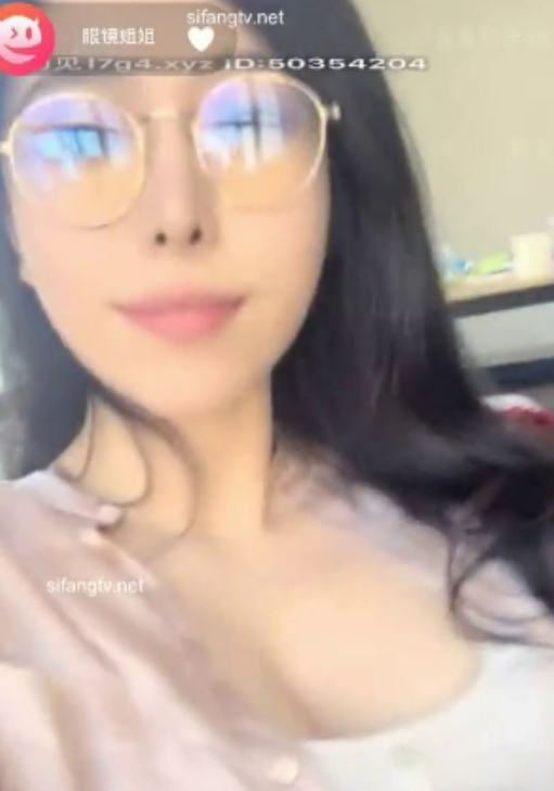 “风韵眼镜姐姐22v9.2g：收藏百度视频，诱惑表演不容错过！”