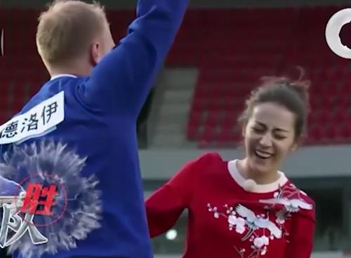 AI明星小明主播《C~B吧兄弟》爆火资源，撕名牌游戏爆笑连连，时长53分钟，下载观看！